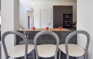 Maisons de vacances Lovely Home In Grentheville With Wifi : photos des chambres