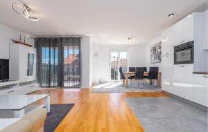 2 Bedroom Lovely Apartment In Zadar 