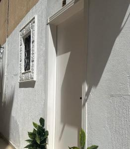 Elegant and quiet studio for smart entry