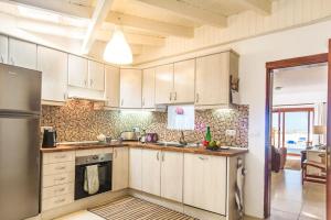 Stunning Views Private 5 mins to Beach Town Shops