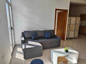 Bright guest suit 15 min by bus to center