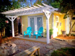 Romantic Beach Style Cottage close to everything!