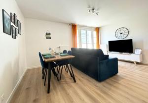 Cartier Disney 7min Train 6min Paris parking