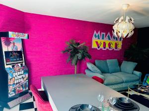 Appartements Capsule Miami Vice - Jacuzzi - Billard - Ecran cinema & Netflix - Ping-Pong - Nintendo & Jeux- : photos des chambres