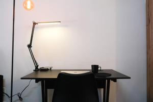 Relaxed Centrally Located 2BR 1BA Ideal Workspace