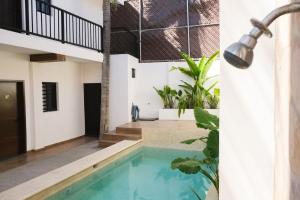 Relaxed Centrally Located 2BR 1BA Ideal Workspace