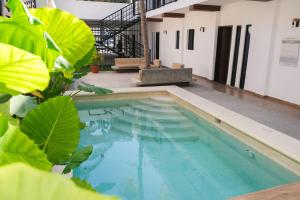 Relaxed Centrally Located 2BR 1BA Ideal Workspace