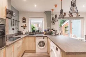 Cozy & Modern Medics Contractors - Lickey End