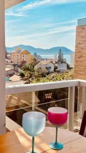 Espaço c piscinas e vista panorâmica da Praia