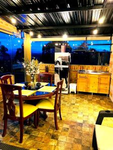 Romántica Cabaña con vista a la ciudad, 10 min del Centro