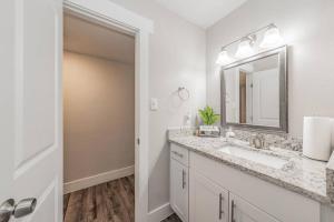 Walk to AT&T stadium, KING BED! Close 2 Everything