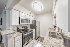 Walk to AT&T stadium, KING BED! Close 2 Everything