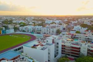 Beautiful Roof top Pool & Gym with Ocean views!