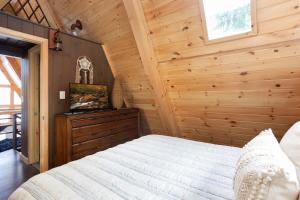 3 Miles to Gsmnp & Dtwn Good Views HotTub A-Frame