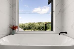 Boulders Beach Retreat - Winter Escape Special - Free Nights on us!