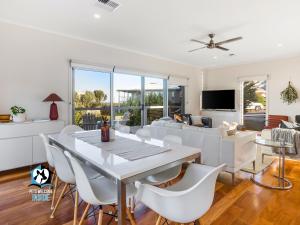 Coastal Style Pavilion House, Sea Views, Big Decks - one street from beach-Duney