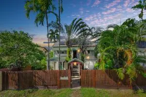 6 Bedroom 3 Bathroom Apartment Cairns Central - Westcourt