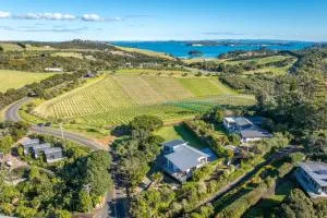 Oneroa Vines and Views- Stay Waiheke - Surfdale