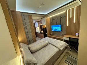 Apartement Trans Park Cibubur By Raya Property With Netflix