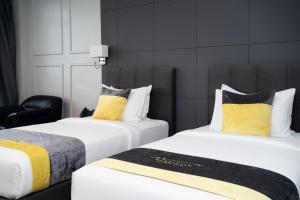 Manhattan Business Hotel, Male