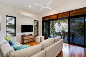 Frangipani Place - Absolute Beachfront