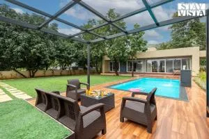 StayVista at Gulposh Retreat with Pool, Lawn & Gazebo - 卡尔贾特