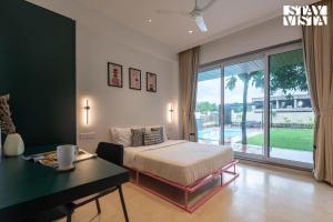 StayVista at Gulposh Retreat with Pool, Lawn & Gazebo