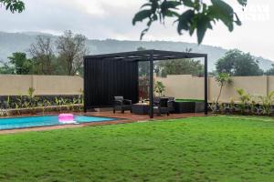 StayVista at Gulposh Retreat with Pool, Lawn & Gazebo