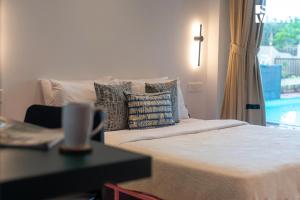 StayVista at Gulposh Retreat with Pool, Lawn & Gazebo