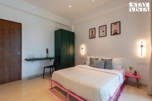 StayVista at Gulposh Retreat with Pool, Lawn & Gazebo