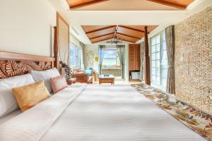 Phòng Deluxe Giường Đôi Với Ban Công và Tầm Nhìn Ra Biển (Deluxe Double Room with Balcony and Sea View)