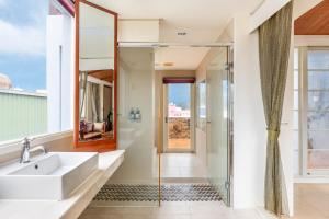 Phòng Deluxe Giường Đôi Với Ban Công và Tầm Nhìn Ra Biển (Deluxe Double Room with Balcony and Sea View)
