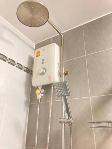 Bright & Modern Condo