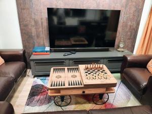 Urban Charm & Comfort - Chic 2BD in Prime Location by Flat Mаnager