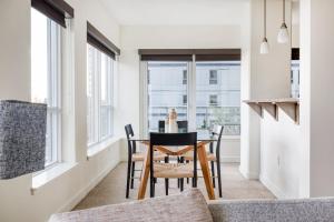 Bellevue2BR w Great Views Gym nr shopping SEA-259