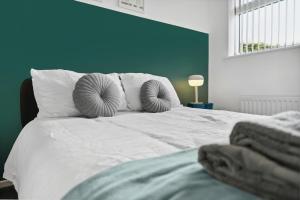 Modern 3BR, Contractors, relocations, families, free parking, fast WiFi