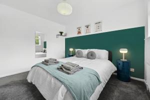 Modern 3BR, Contractors, relocations, families, free parking, fast WiFi