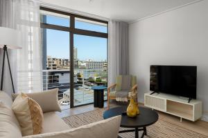 Sophisticated Luxe Apartment - Balcony & Wifi