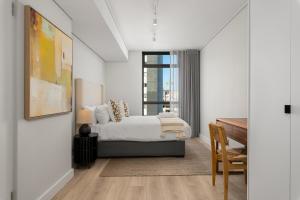 Sophisticated Luxe Apartment - Balcony & Wifi