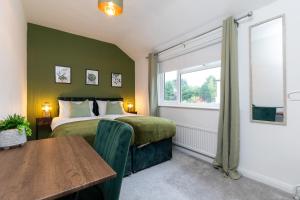 Whole 3 Bedroom House - 2 Free Parking