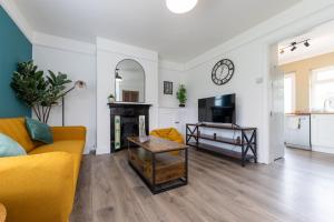 Whole 3 Bedroom House - 2 Free Parking