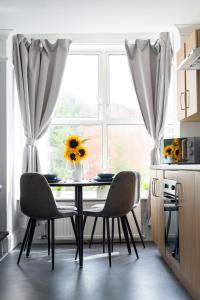 Open Mind Property - Cosy Apartment with 2 Beds