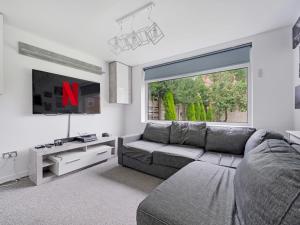 Spacious 4 Bed Hidden Gem Pass The Keys