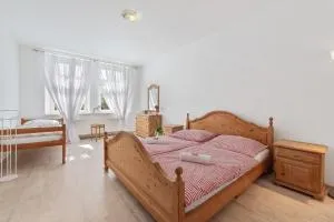 VILA GALA ubytování apartmány v secesní vile soukromé PARKOVÁNÍ u domu ZDARMA - Stvolínky