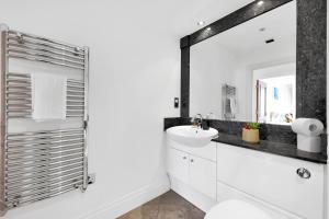 Sleeps 8, Parking, River Views, Chelsea 3 BDR Apt