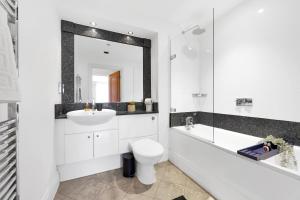 Sleeps 8, Parking, River Views, Chelsea 3 BDR Apt