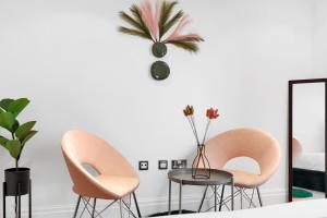 Sleeps 8, Parking, River Views, Chelsea 3 BDR Apt