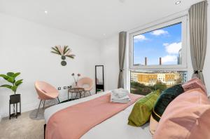 Sleeps 8, Parking, River Views, Chelsea 3 BDR Apt