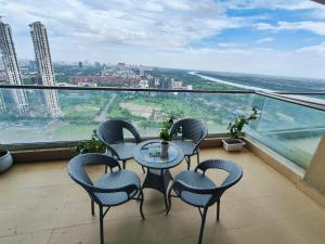 Hostie Kalini - 3BHK Serviced Apt, Noida - Medical, Business, Family Stays