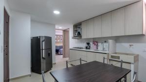 Apartamento en laureles con piscina, parqueadero 302